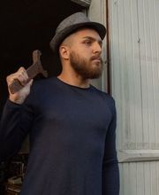 van Soest Stoffe Urbanes Modesetting mit strukturiertem Jersey für sportliche und moderne Looks