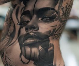 ein großes realistisches Tattoo auf den Rippen. Dargestellt ist ein Frauengesicht mit sehr ausdrucksstarken Augen.