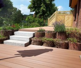 Bau einer WPC Terrasse auf verschiedenen Ebenen mit Granitstufenblöcken und Holzsichtschutzelementen von GreenFairway e.K.
