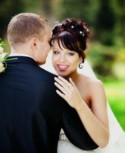 Emotionale Umarmung des Paares.