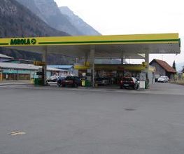 AGROLA Tankstelle mit LAVEBA Shop in Flums. Grosse Überdachung mit drei Tanksäulen. Links ist Gebäude mit LANDI Laden