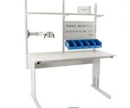 Optimaal en ergonomisch werken doet u met de in hoogte verstelbare concept werktafels van Treston. Zo ook met de Treston concept werktafel combinatie 24. Deze tafel kan worden voorzien van een ESD-veilig tafelblad of HPL/CPL tafelblad
Door het grote aanbod van accessoires is de concept perfect in te richten naar uw wens. Wilt u de tafels wijzigen? Dan is het door het modulaire systeem gemakkelijk aan te passen, zonder dat daar dure modificaties of compromissen voor nodig zijn.
De concept is leverbaar in diverse maten, diverse soorten tafelbladen, in hoogte instelbaar/verstelbaar d.m.v. een inklapbare zwengel of motorisch en heeft een draagvermogen van 200 tot 500kg.