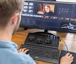 FIUMU Mitarbeiter beim Videoschnitt