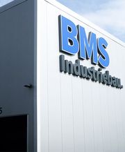 Leit- und Orientierungssysteme: Pylon. Produziert von der Firma Bertelmann GmbH & Co. KG aus Bünde, in NRW.