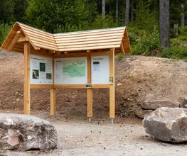 Infotafel am Eingang zum FriedWald Badener Höhe