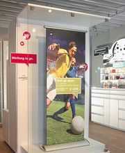 Innenansicht der Abteilung für Roll Ups und Aufsteller. Showroom von DIE2 Werbung + Marketing aus Quickborn, in Schleswig-Holstein.