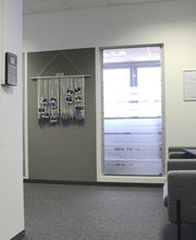 Eingangsbereich mit einer Couch und Garderobe.