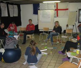 Gruppenarbeit im Saal