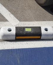 Nuestro separador de carril bici está fabricado de plástico 100% reciclado. Donde gracias a utilizar el PVC como materia prima conseguimos una mayor resistencia.