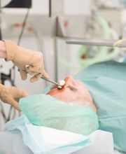 Augenchirurgie am Bahnhof Bild 2