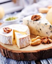 Frischetheke Käse
Für Käse-Fans halten wir neben Wurst und Fleisch natürlich zahlreiche Käsesorten vor. Aus eigener Herstellung stammen der Frischkäse und die Salate wie z.B. Fleischsalat oder auch Kartoffelsalat.
