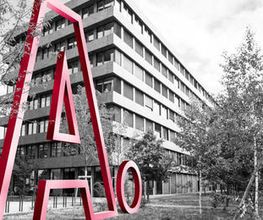 Adimmo Logo vor Hochhaus von vorne