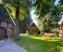 Im weitläufigen Garten des LWH befinden sich mehrere Fachwerkhäuser mit gemütlichen Abendräumen.