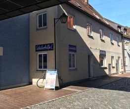 Außenansicht der Schülerhilfe Erding mit Aufsteller