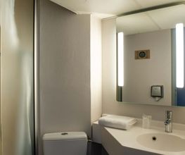 B&B HOTEL Saint-Quentin image 7