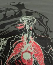 Google Business Profil Beschreibung:
Komplexes, mehrfarbiges Artwork auf hochwertigem grauen Textil. Wir realisieren farbintensive und feingliedrige Motive im Präzisions-Siebdruck oder DTG-Digitaldruck für Modelabels, Bands und Kunstprojekte in Leipzig. Unser Team achtet auf weichen Farbauftrag, hervorragende Trageeigenschaften und exakte Detailwiedergabe – von der Idee bis zum fertigen Produkt.