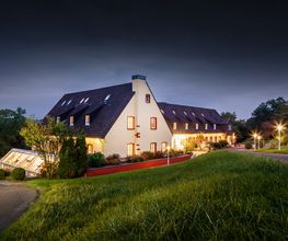 Aussenansicht des Hotels bei Nacht
