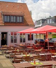 Unsere Gartenterrasse
Lassen Sie sich in unserem schönen Außenbereich bei geselliger Atmosphäre kulinarisch von uns verwöhnen.
In den Sommermonaten genießen Sie unser Angebot inmitten der schönen Gartenterrasse des Mühlenhofs.
Sei es bei einem Kölsch, einem kühlen Erfrischungsgetränk oder beim leckeren Snack – Bei frischer Luft und Biergartenatmosphäre können Sie ganz entspannt den Abend oder Sonntag bei uns verbringen.