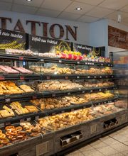 BÄCKEREI UND BAKE-OFF SHOP
Frisch, lecker und gemütlich – Ihr Backgenuss bei uns: In unserer Bäckerei und unserem Bake-Off Shop im Markt erwarten Sie täglich frisch aufgebackene Brötchen, Brot, Baguette und vieles mehr.
Genießen Sie unsere Sitzmöglichkeiten für eine gemütliche Pause oder nehmen Sie einen Coffee to go für unterwegs mit. Stellen Sie sich vor, Sie beißen in ein frisch gebackenes Brötchen oder genießen ein Stück Kuchen mit einer Tasse Kaffee in unserer einladenden Sitzecke.