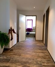 Unterschiedliche Plattengrössen, Bordüren und Mosaike verleihen Ihren Räumlichkeiten einen persönlichen Ausdruck. Der Objektgestaltung mit Farbe und Form sind fast keine Grenzen gesetzt. Je nach Beschaffenheit und Oberfläche sind Platten für den Innen- wie auch den Aussenbereich geeignet.