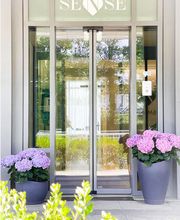 Praxis Eingang Sense Treatments in Zollikerberg – Ihr Ansprechpartner für Physiotherapie, Podologie und Ästhetik nahe Zürich