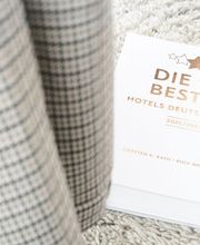 Ausgezeichnete Qualität und Inspiration. Das RIVA Konstanz gehört zu den besten Adressen Deutschlands und bietet seinen Gästen ein Erlebnis, das über den klassischen Hotelaufenthalt hinausgeht. Tauchen Sie ein in eine Welt, in der Leidenschaft und Persönlichkeit spürbar sind.