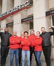 Das Team von Mail Boxes Etc. besteht aus engagierten und erfahrenen Experten, die sich darauf konzentrieren, Ihnen den bestmöglichen Service zu bieten. Wir sind stolz darauf, ein professionelles und freundliches Team zu haben, das Ihnen bei allen Fragen und Anliegen rund um den Versand und andere Dienstleistungen zur Verfügung steht.Unsere Mitarbeiter sind speziell ausgebildet, um Ihnen individuelle Lösungen für Ihre spezifischen Bedürfnisse zu bieten. Wir hören zu und beraten Sie gerne bei der Auswahl des richtigen Services und der optimalen Versandoptionen. Bei Mail Boxes Etc. ist der Kundenservice unsere oberste Priorität und wir tun alles, um sicherzustellen, dass Sie mit unseren Dienstleistungen zufrieden sind.Unser Team ist auch auf dem neuesten Stand der Technik und nutzt modernste Tools und Technologien, um Ihnen eine schnelle und effiziente Abwicklung Ihrer Anfragen und Aufträge zu ermöglichen.Wenn Sie Fragen haben oder Hilfe benötigen, zögern Sie bitte nicht, uns zu kontaktieren. Wir freuen uns darauf, Ihnen zu helfen!