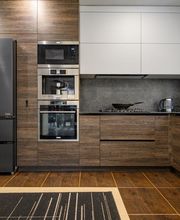 KÜCHE
Die Küche ist das Herzstück eines jeden Zuhauses, ein Ort, an dem nicht nur gekocht, sondern auch gelebt wird. Hier kommen Familie und Freunde zusammen, um gemeinsame Momente zu teilen und kulinarische Köstlichkeiten zu geniessen. Eine gut durchdachte und funktionale Küchenplanung ist daher essentiell. Egal, ob Sie eine moderne Kücheninsel bevorzugen oder den Charme einer gemütlichen Landhausküche schätzen - wir unterstützen Sie bei der Planung und Umsetzung Ihrer Traumküche.