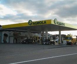 AGROLA Tankstelle in Bützberg mit TopShop. An Strasse gelegen. Autos unter Dach bei Tanksäulen.