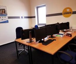 PC-Arbeitsplätze mit mehreren Monitoren, Tastaturen und Mäusen.