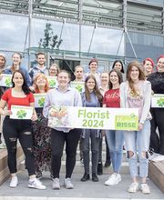 Verabschiedung von Blumen-Risse Azubis 2024 vor dem neuen Schulungsgebäude in Schwerte-Westhofen an der Zentrale