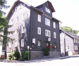 Aussenansicht der Wald-Apotheke Lauscha