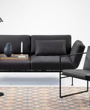 roro ist ein Meilenstein modernen, puristischen Designs seit 1998. Basis der Sofas roro medium soft sind um 90 Grad drehbare Sitze, die sich separat in Lounge- oder Liegeposition vorschwenken lassen, sowie stufenlos verstellbare Arm- und Rückenlehnen.