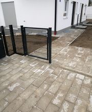 Stabmattenzaun mit Wegpflaster