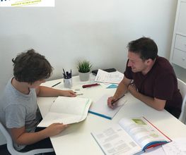 Die Nachhilfelehrerinnen und Nachhilfelehrer der fit4school Schaffhausen | Die Nachhilfeprofis nehmen an einem hochwertigen Qualifizierungsprogramm teil und hospitieren bei erfahrenen Lehrkräften.