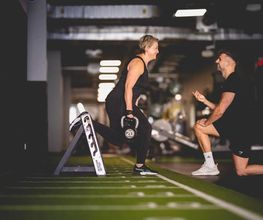 Funktionelles Krafttraining mit Gewichten auf der Trainingsfläche - David Nikolaitschik - Personal Trainer in Mannheim