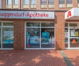 Aussenansicht der Pluggendorf-Apotheke