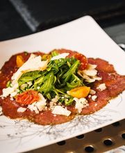 Carpaccio mit Rucola und Tomaten