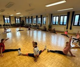 D.D.Project - Hip-Hop Tanzschule Dresden Kindertraining im hellen Saal mit Dehnübungen und viel Platz, passend für Kindertanz, Beweglichkeit und altersgerechten Tanzunterricht.