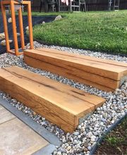 Spezialisten für Massivholzprodukte und Natursteinprodukte für den Innen und Aussenbereich.

Ob für Handwerker oder Händler, Architekten oder Bauherren, wir garantieren Ihnen unkomplizierte, reibungslose & kompetente Zusammenarbeit & beraten Sie gerne telefonisch oder persönlich über die verschiedenen Eigenschaften von Eiche oder Naturstein.

Wir sind spezialisiert in dem Verkauf von erstklassigem Eichenholz und hochwertigen Steinen für eine Vielzahl von Projekten. Unsere Eichenholzprodukte, von stabilen Balken bis hin zu eleganten Terrassen-Dielen, bieten die ideale Grundlage für robuste Konstruktionen und ästhetische Designs wie Holztreppen, Holzpergolen, Holzstegge oder Holterrassen. Ebenso sind unsere Sandsteinprodukte eine exzellente Wahl für Terrassenplatten, die jedem Aussenbereich einen Hauch von Natur und Eleganz verleihen.