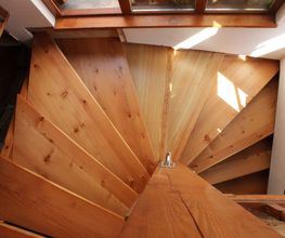 ... wird zu einer schönen Wendeltreppe aus Lärchenholz.