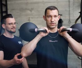 [name]] Funktionelles Kettlebell Training mit gezielter Korrektur und Technikverbesserung für maximale Effektivität im Studio.