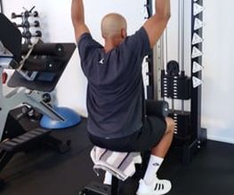LIFE PERFORMANCE TRAINING | Personal Training Nürnberg - Athlet beim breiten Latzug an der Kabelmaschine im modernen Fitnessstudio, Fokus auf Rückentraining, Latissimus und saubere Zugtechnik im Krafttraining.