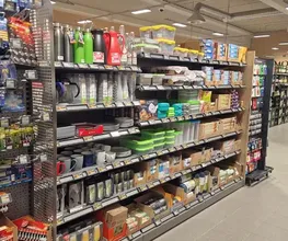 Non-Food-Abteilung
In unserer Non-Food-Abteilung wartet ein großes Regal mit diversen Haushaltswaren für den täglichen Bedarf unserer EDEKA Eigenmarken. Von A wie Apfelschäler über K wie Kugelschreiber bis Z wie Zitronenpresse – das ein oder andere „Helferlein“ wird Ihnen sicherlich gerade recht kommen.