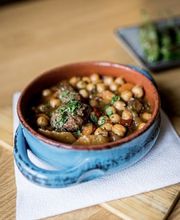 Herzhafter Kichererbsen-Eintopf mit Rindfleisch in einer Keramikschale. "Ropa vieja".