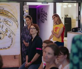Workshop-Situation mit gemeinsamer Betrachtung einer Visualisierung bei Martina Grigoleit – Graphic Recording in Lübeck.