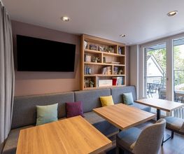 Hotel Kino Bar, Loge AG Bild 3