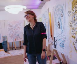 Großformatige Wandbilder zeigen die visuelle Arbeit von Martina Grigoleit – Graphic Recording in Lübeck im kreativen Raum.