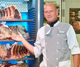 Frischetheke
An unserer Frischetheke finden Sie alles, was das Herz begehrt. Bei Fleisch und Wurst führen wir einige lokale Produkte, wie etwa die Wurstwaren der Landschlachterei Hanke.
Weitere frische Erzeugnisse werden außerdem direkt über EDEKA bezogen. Kosten Sie zudem einmal Fleisch aus unserem Dry-Age Schrank: Frisch aussuchen und nach Reifung in unserem „Dry Ager“ genießen.