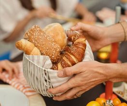 Morgengold bringt frische Brötchen direkt an die Haustür – in zahlreichen Städten und Regionen in Deutschland und Österreich. Ob werktags, an Sonntagen oder an Feiertagen, unser zuverlässiger Brötchenlieferservice sorgt für ein entspanntes Frühstück mit ofenfrischen Backwaren aus regionalen Handwerksbäckereien.